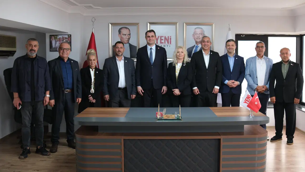 Yerel seçimlerde Cumhuriyet Halk Partisi (CHP) listesinden Karşıyaka Belediye Meclisi'ne seçilen beş üye, partilerinden istif