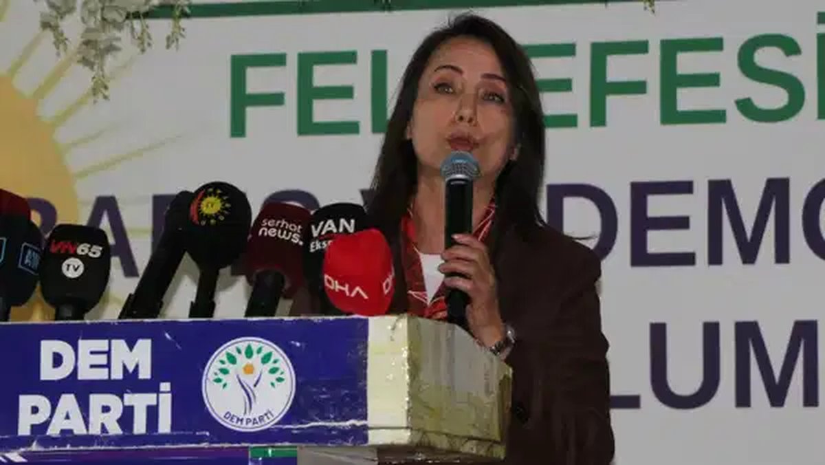 DEM Parti Van İl Başkanlığı'nın 3'üncü Olağan Kongresi'nde konuşan Eş Genel Başkan Tülay Hatimoğulları, önemli çağrılarda bul
