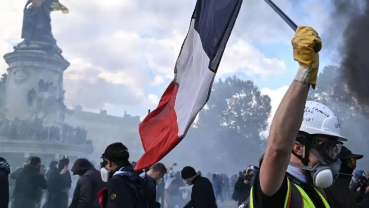 Macron’un reform vaadi öğrencileri tatmin etmedi, protestolar 31 Ekim’de de sürecek: Fransa’da ateş dinmiyor