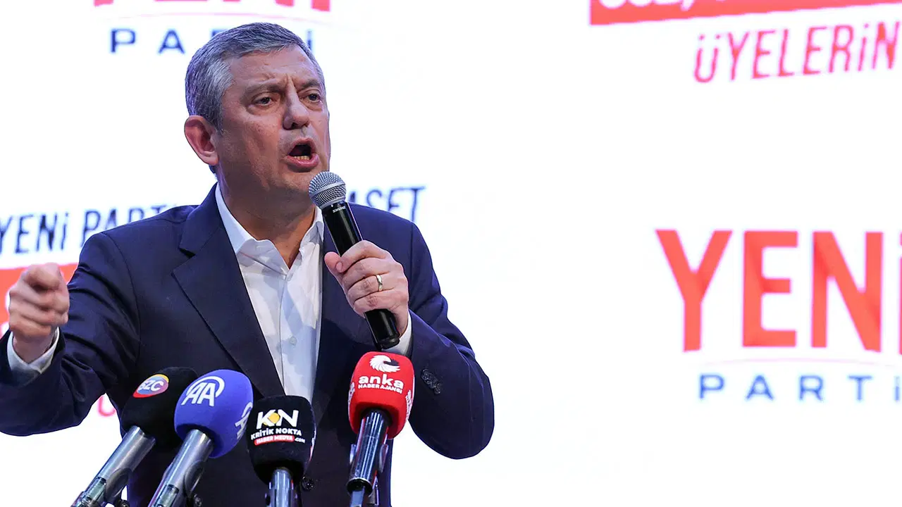 Özgür Özel'den YENİ Parti İl Başkanları Toplantısı'nda mesaj: 'Bu hareketin tapusu ne Ankara'ya ne Özgür Özel'e kayıtlı'