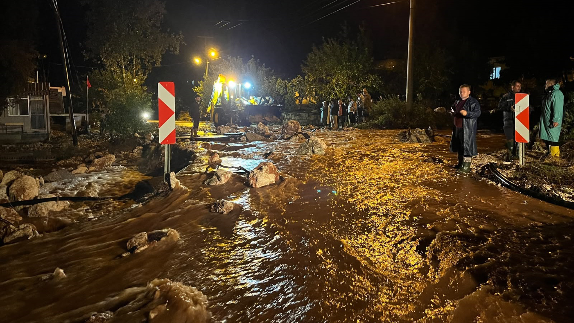 Antalya'nın Demre ilçesi, dün akşam saatlerinden itibaren etkili olan şiddetli sağanak yağışın yol açtığı sel ve su baskınlar
