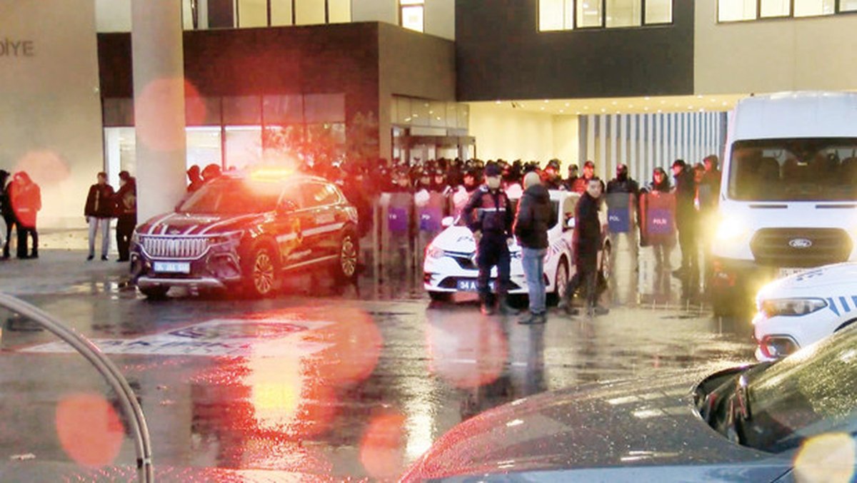 Bakırköy Belediyesi'ne operasyon: 40 kişi tutuklandı