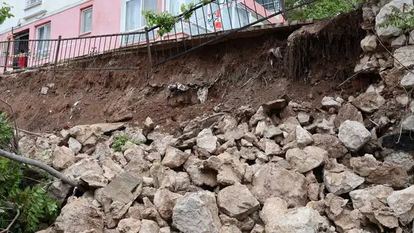 Amasya'da 5 katlı binanın istinat duvarı çöktü: İnceleme başlatıldı