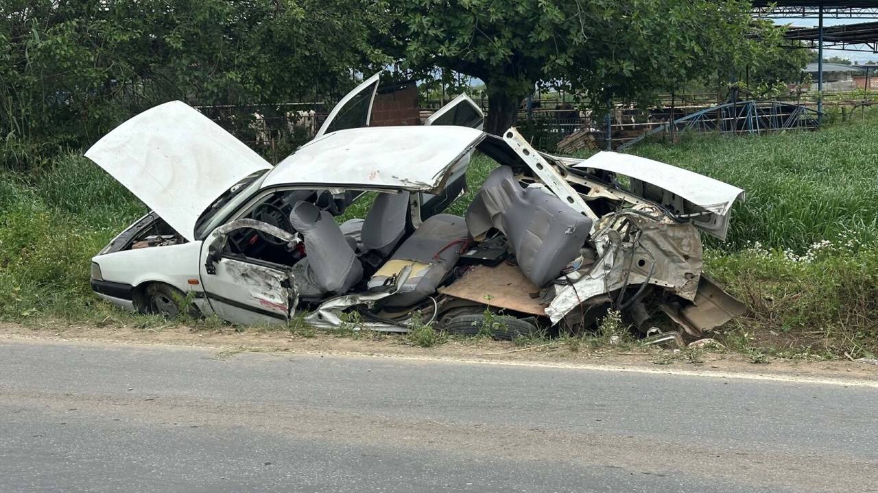 Sürücüsünün manevra yaptığı kamyon devrildi: Yaralılar var