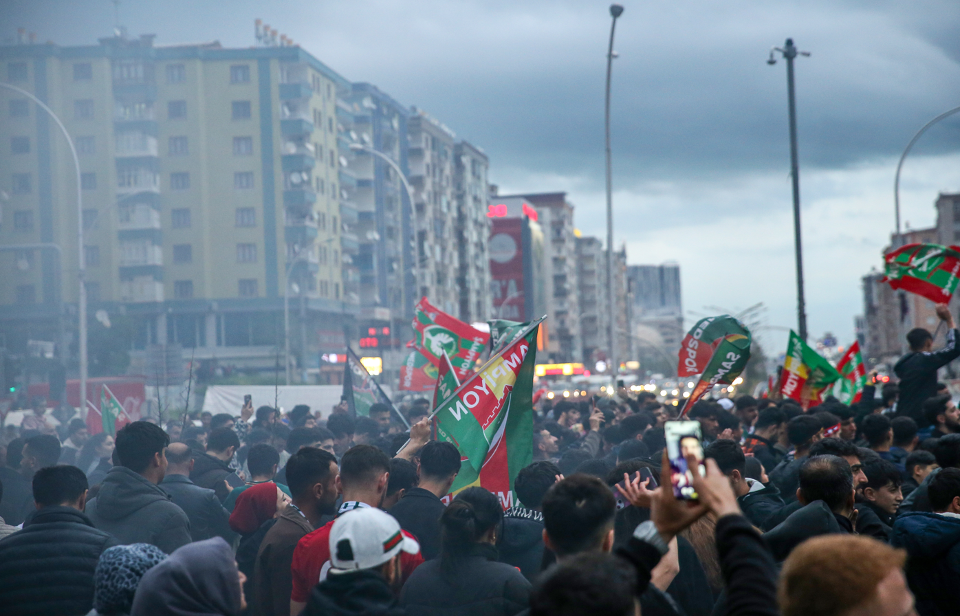 Amed Sportif Faaliyetler'in Süper Lig'e çıkışı kutlanıyor. Yorgun mermiden iki kişi yaralandı